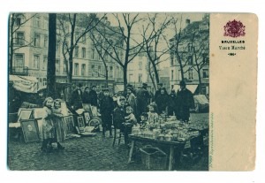 Carte postale : « Marché aux Puces » de la Vosseplein (actuelle Place du Jeu de Balle). Édition Grand Bazar Anspach © coll. Gérard Silvain, publiée dans P. PIERRET, G. SILVAIN, op. cit., p. 144